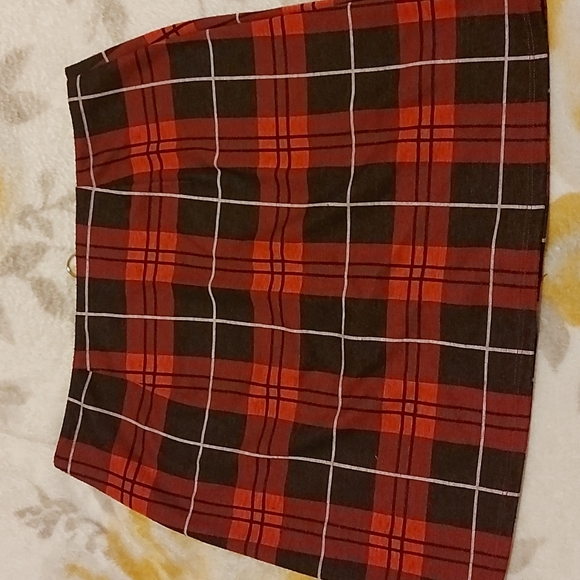 Red plaid, skirt, zipper front, size M - Picture 2 of 2